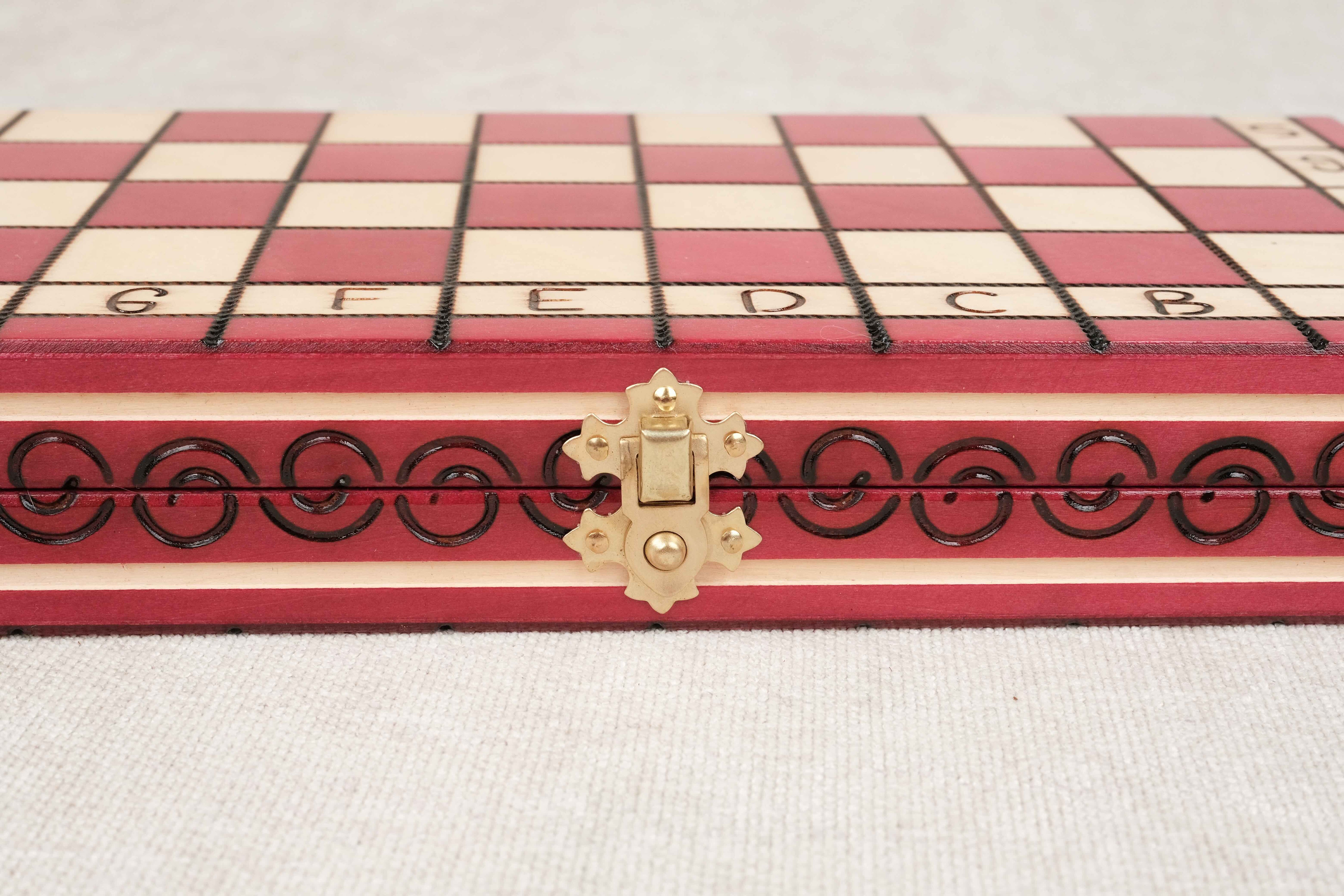 Coffret d’échecs rouge en bois avec fermoir métallique doré