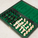 Coffret d’échecs vert en bois avec rangement individuel feutré