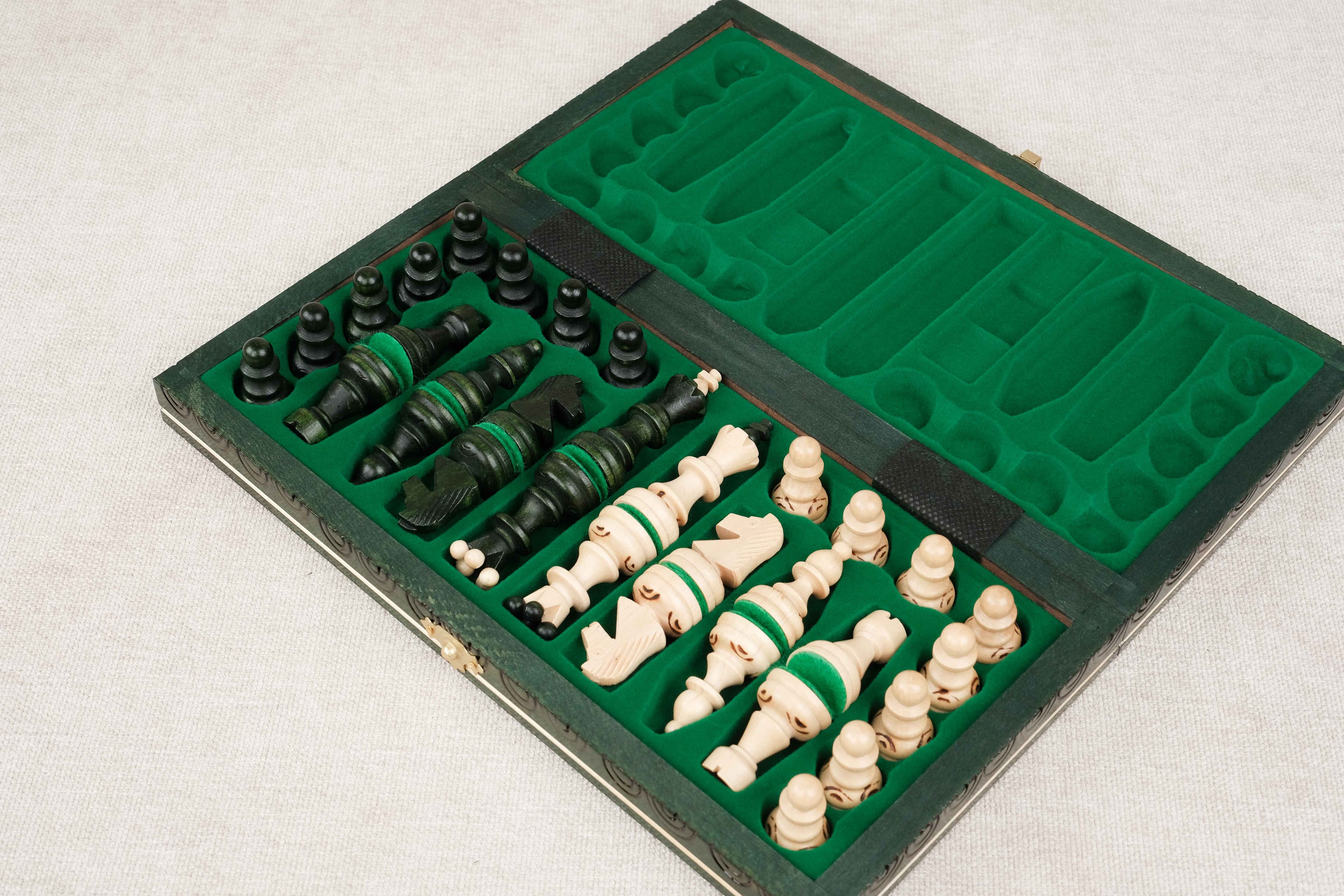 Coffret d’échecs vert en bois avec rangement individuel feutré