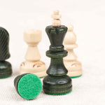 Pièces d’échecs vertes et naturelles avec feutrine de protection