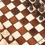 Partie d’échecs en bois marron clair et foncé format compact
