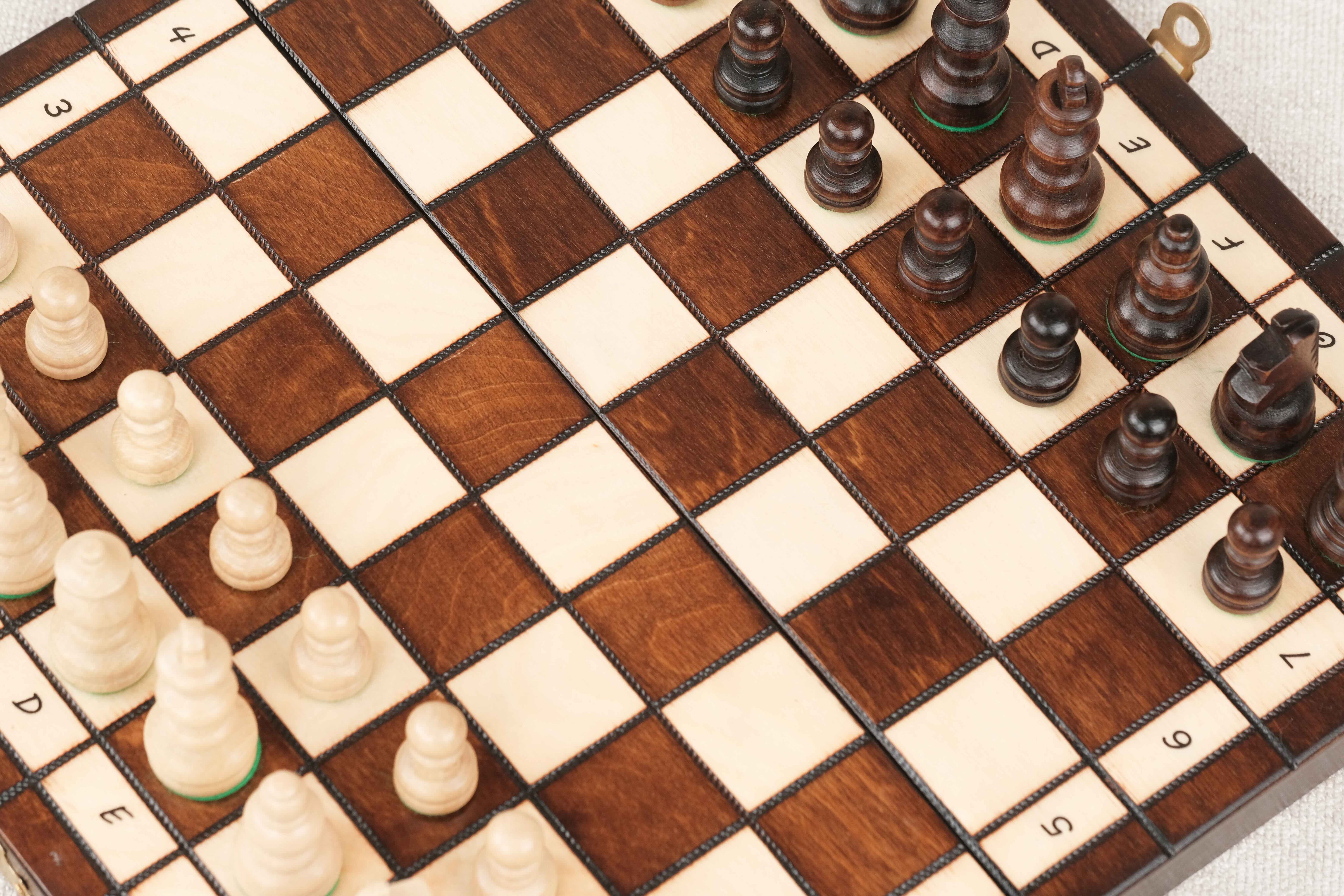 Partie d’échecs en bois marron clair et foncé format compact