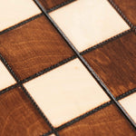 Détail des cases marron et naturel du plateau d’échecs en bois