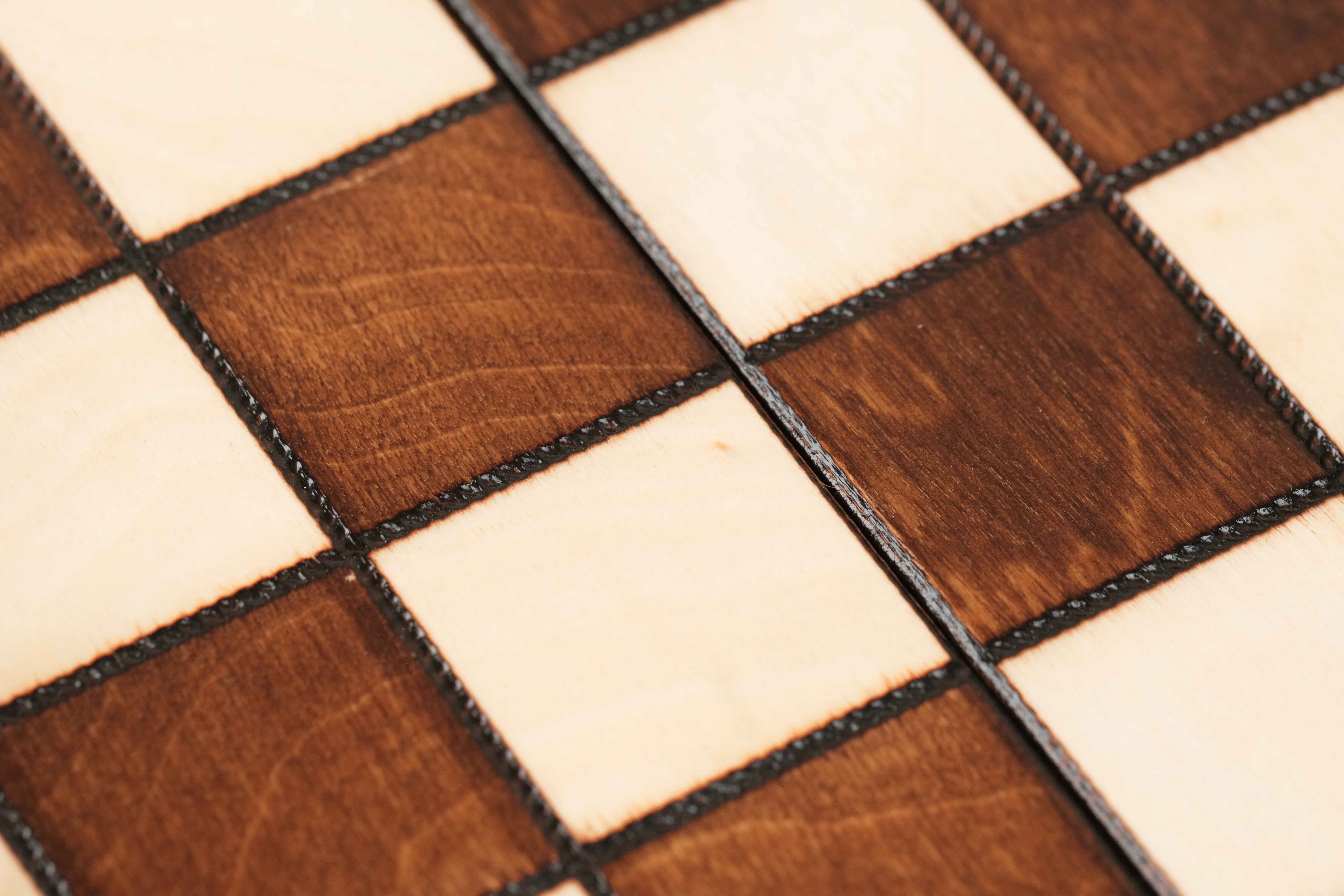 Détail des cases marron et naturel du plateau d’échecs en bois