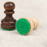 Pièce d’échecs en bois marron avec feutrine verte protectrice