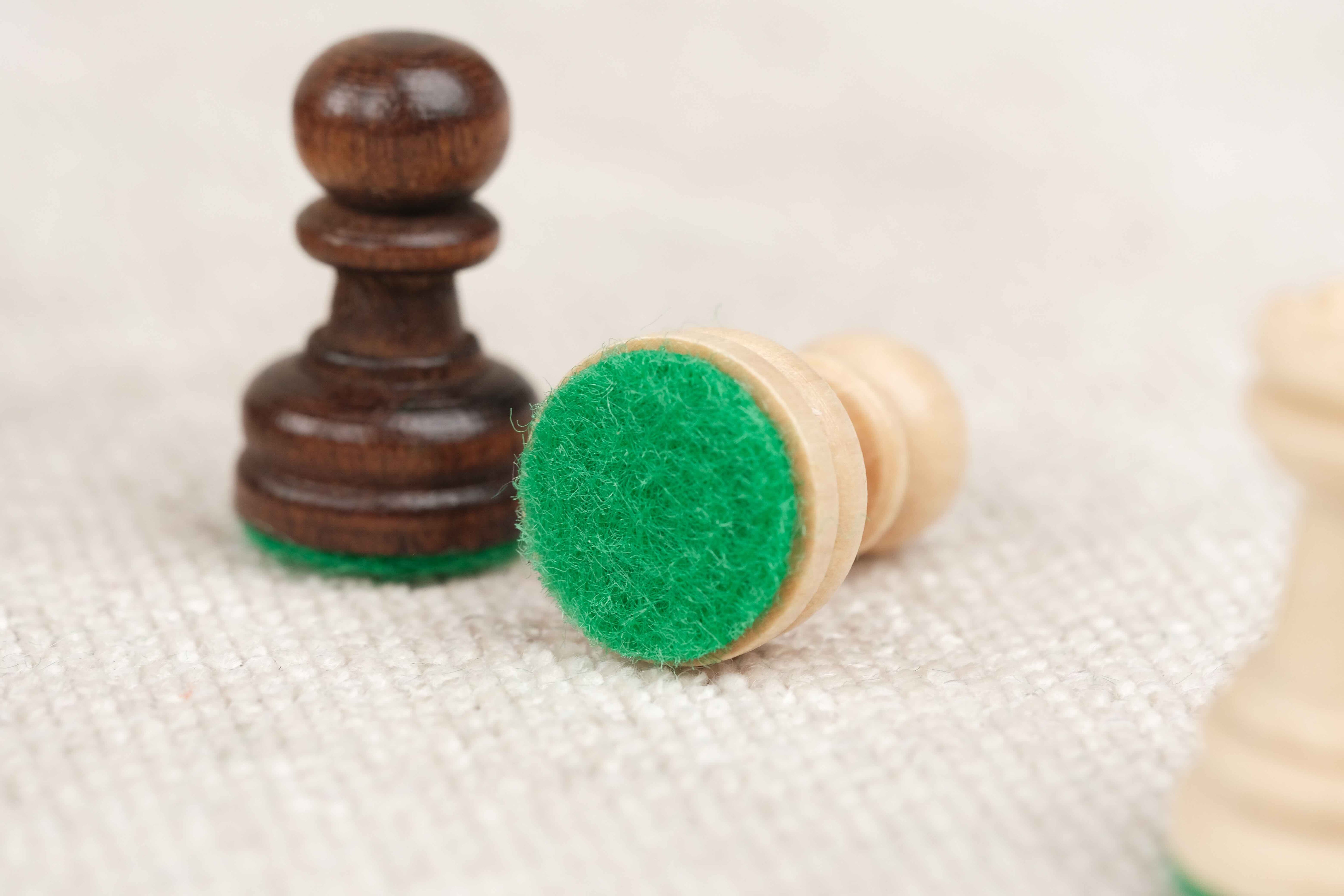 Pièce d’échecs en bois marron avec feutrine verte protectrice