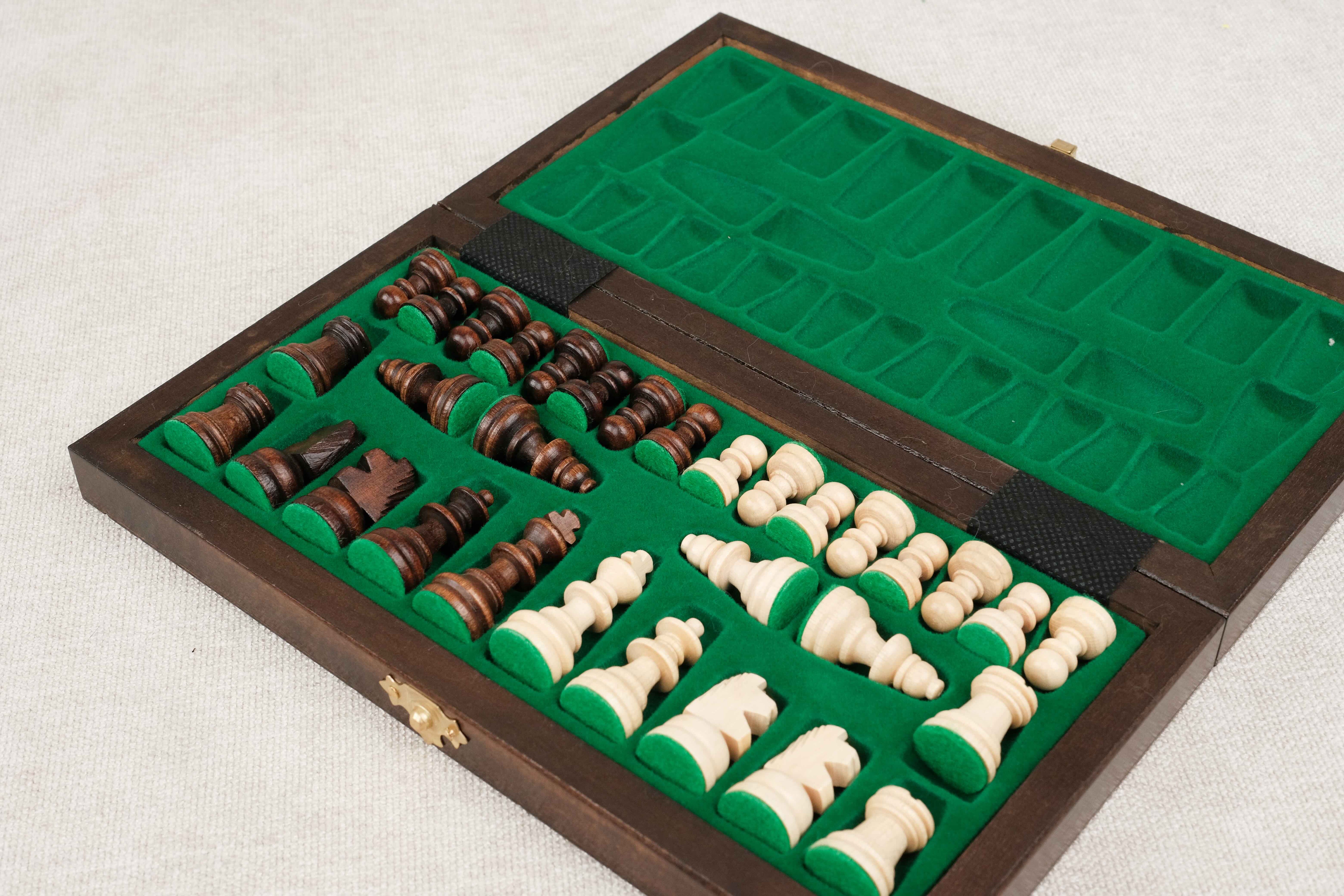 Coffret d’échecs marron format S avec rangement individuel feutré