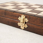 Fermeture dorée du coffret d’échecs en bois marron format S