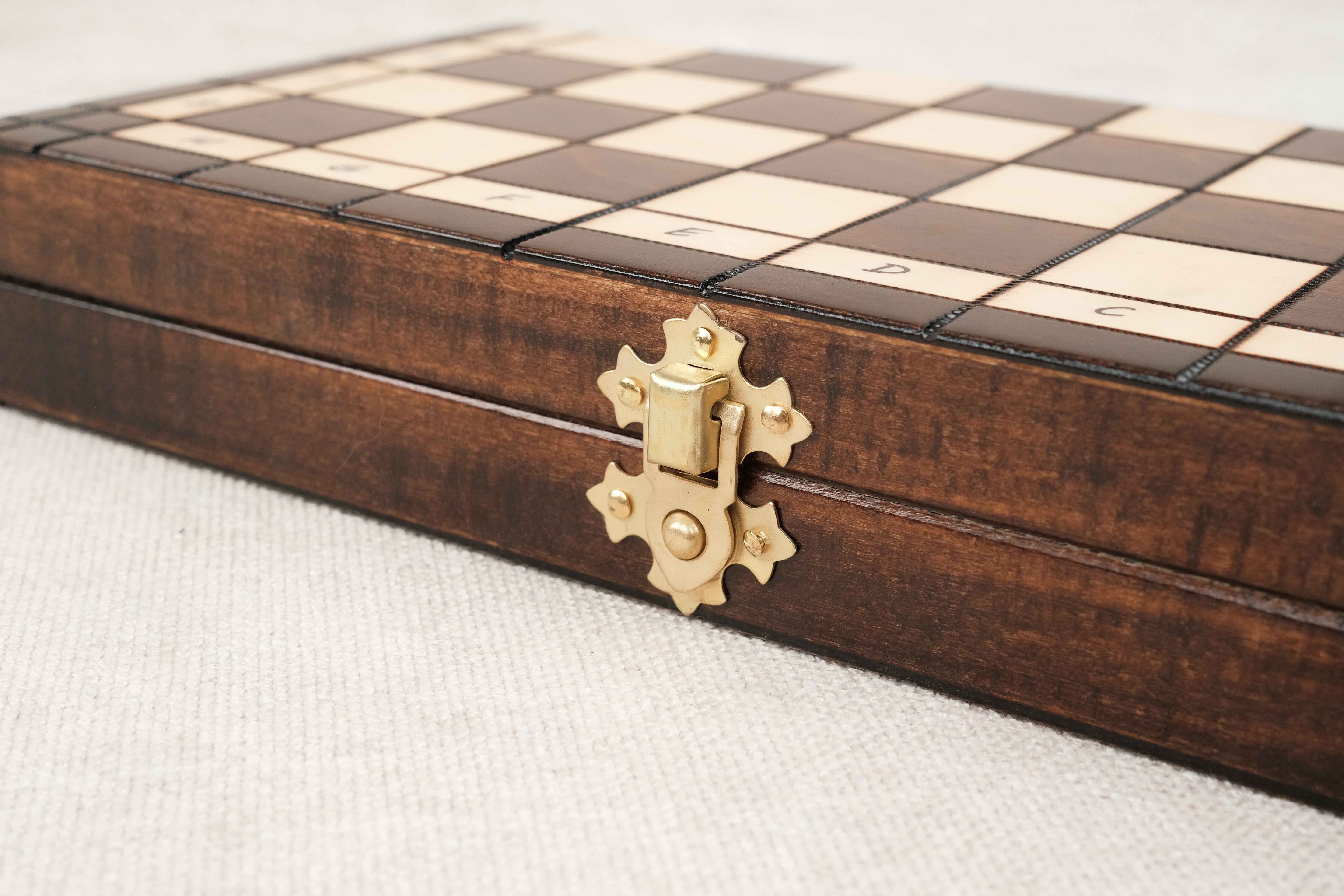 Fermeture dorée du coffret d’échecs en bois marron format S