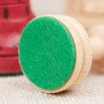 Détail des pièces clair d’échecs sculptées en bois avec feutrine