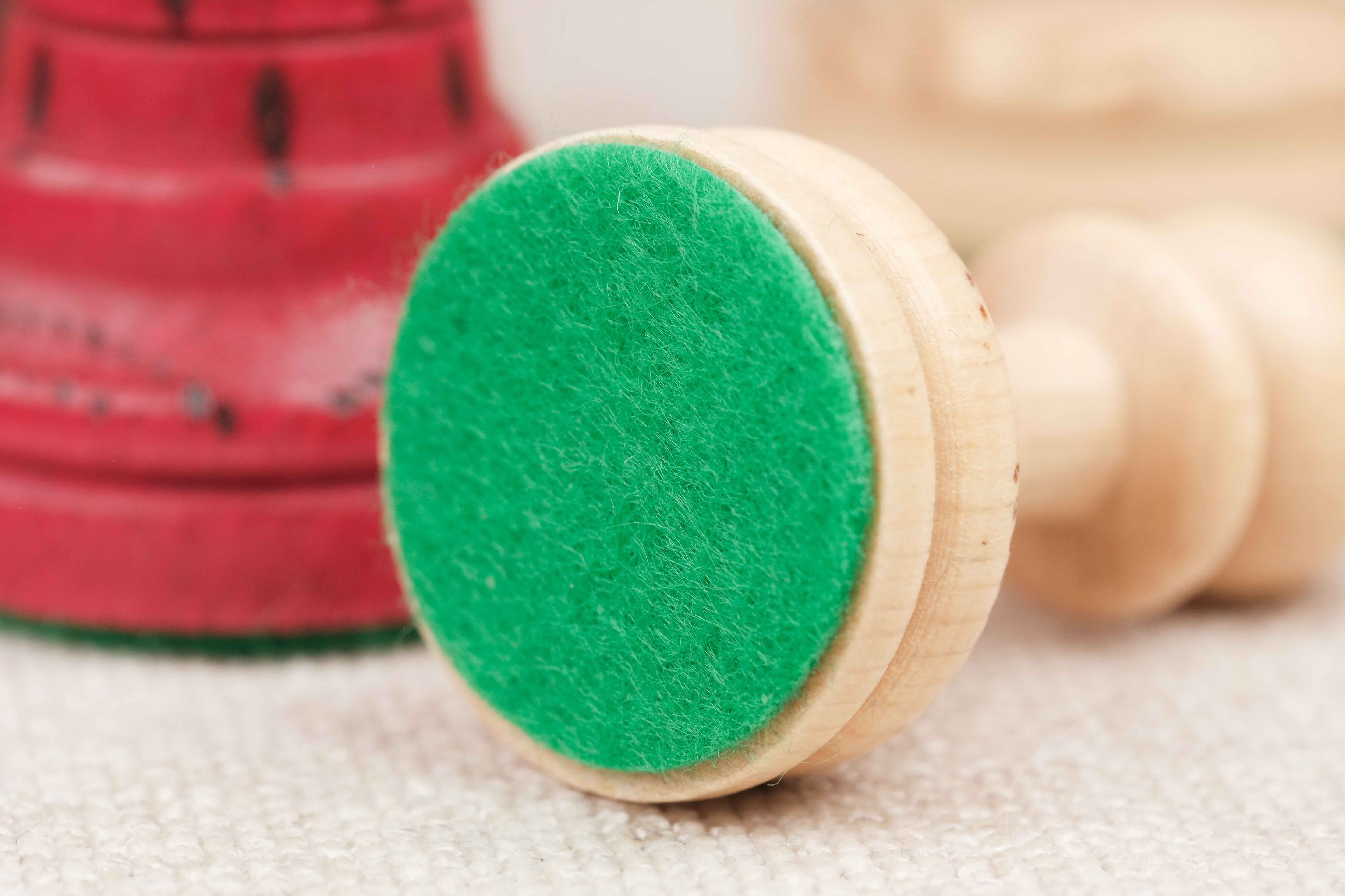 Détail des pièces clair d’échecs sculptées en bois avec feutrine