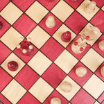 Vue du dessus Plateau d’échecs en bois rouge 31 × 31 cm