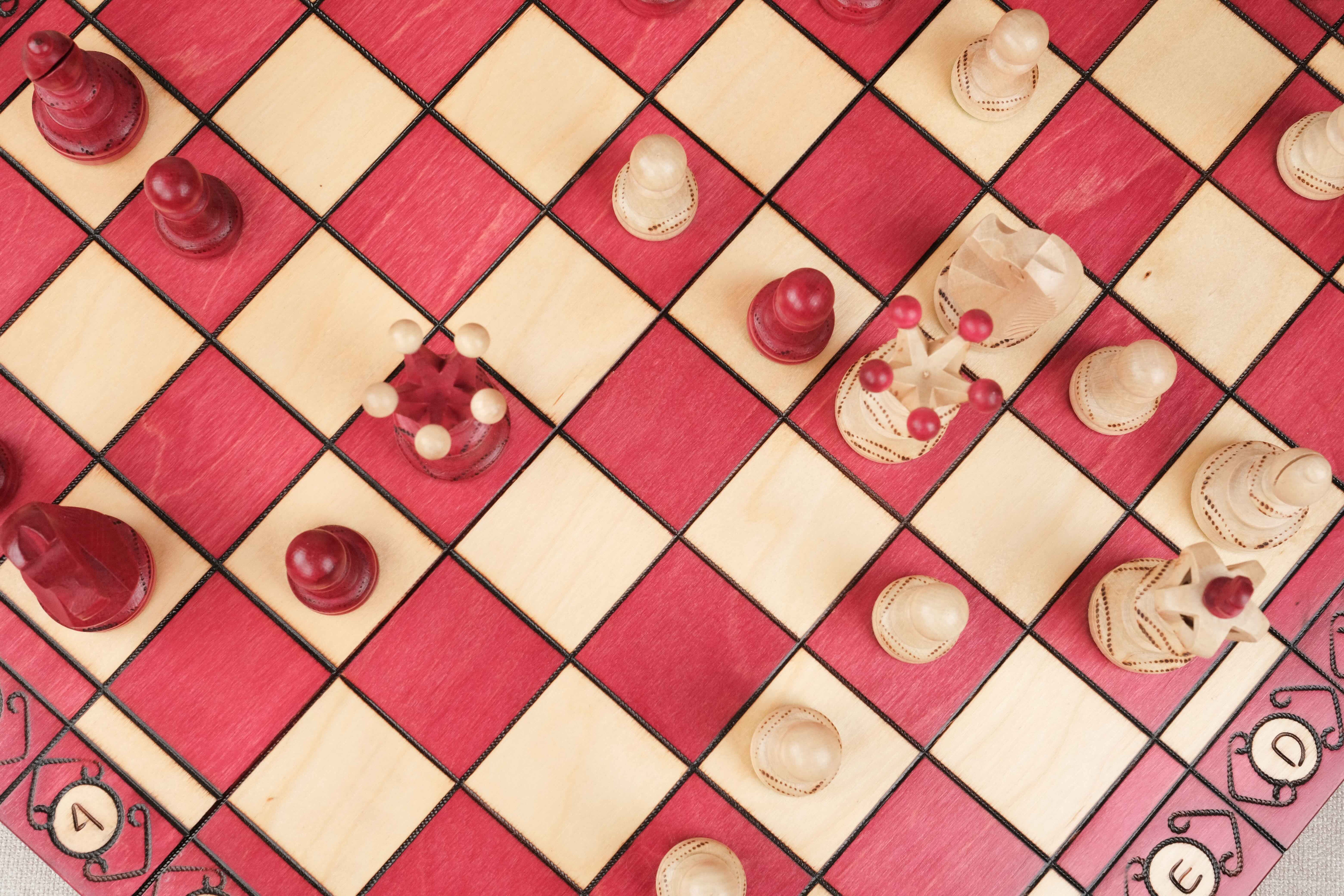 Vue du dessus Plateau d’échecs en bois rouge 31 × 31 cm
