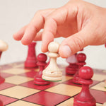 Joueur en train de jouer une partie de jeu d'échecs rouge Xl en bois - Jeux Faugère