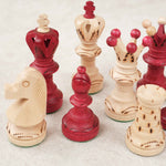 Ensemble de pièces d'échecs, roi, reine cavalier, pions, tour.