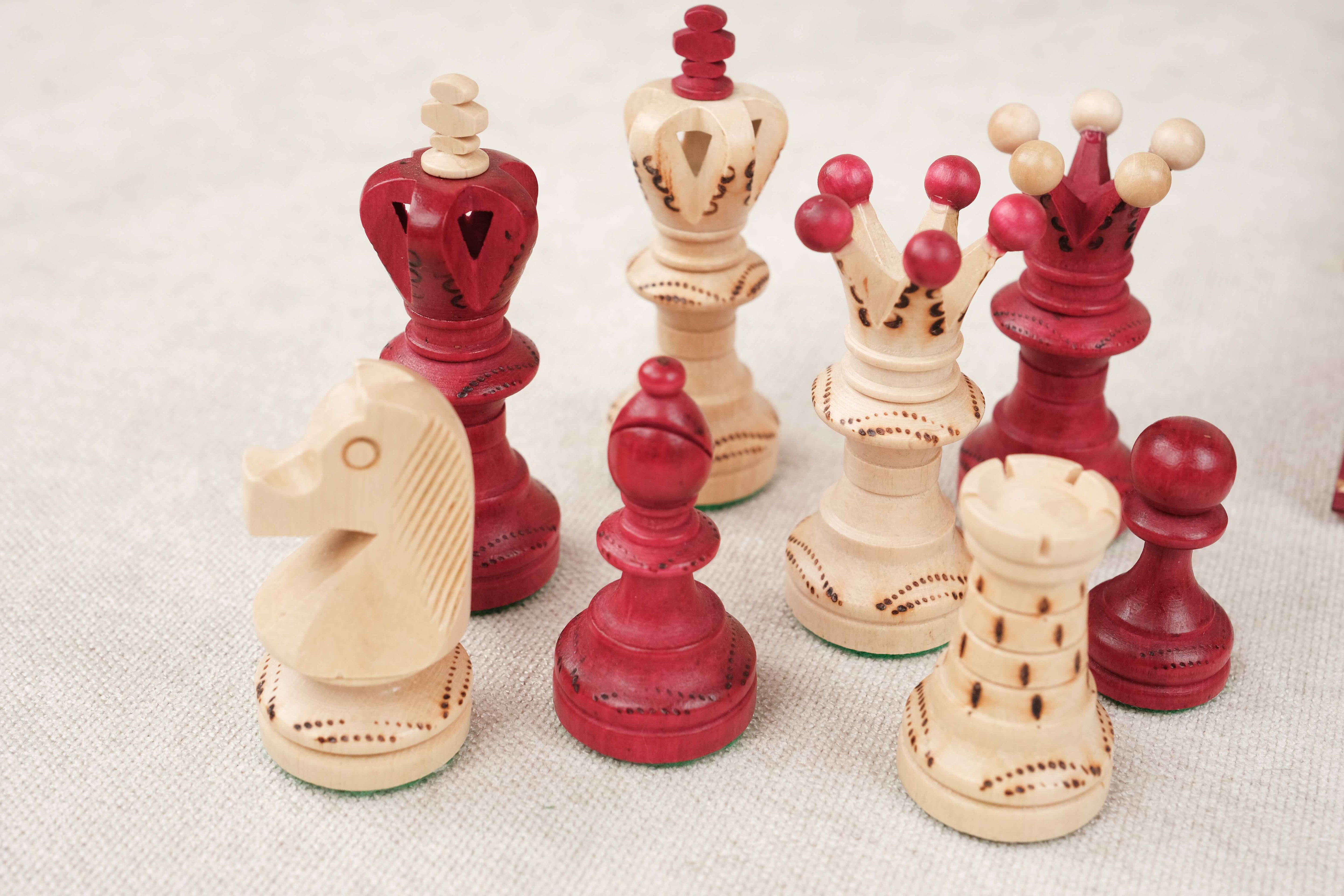 Ensemble de pièces d'échecs, roi, reine cavalier, pions, tour.