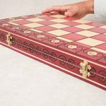 Plateau fermé d’échecs en bois rouge 31 × 31 cm avec détails sur fermeture
