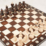 Zoom sur le plateau en bois avec pièces positionnées