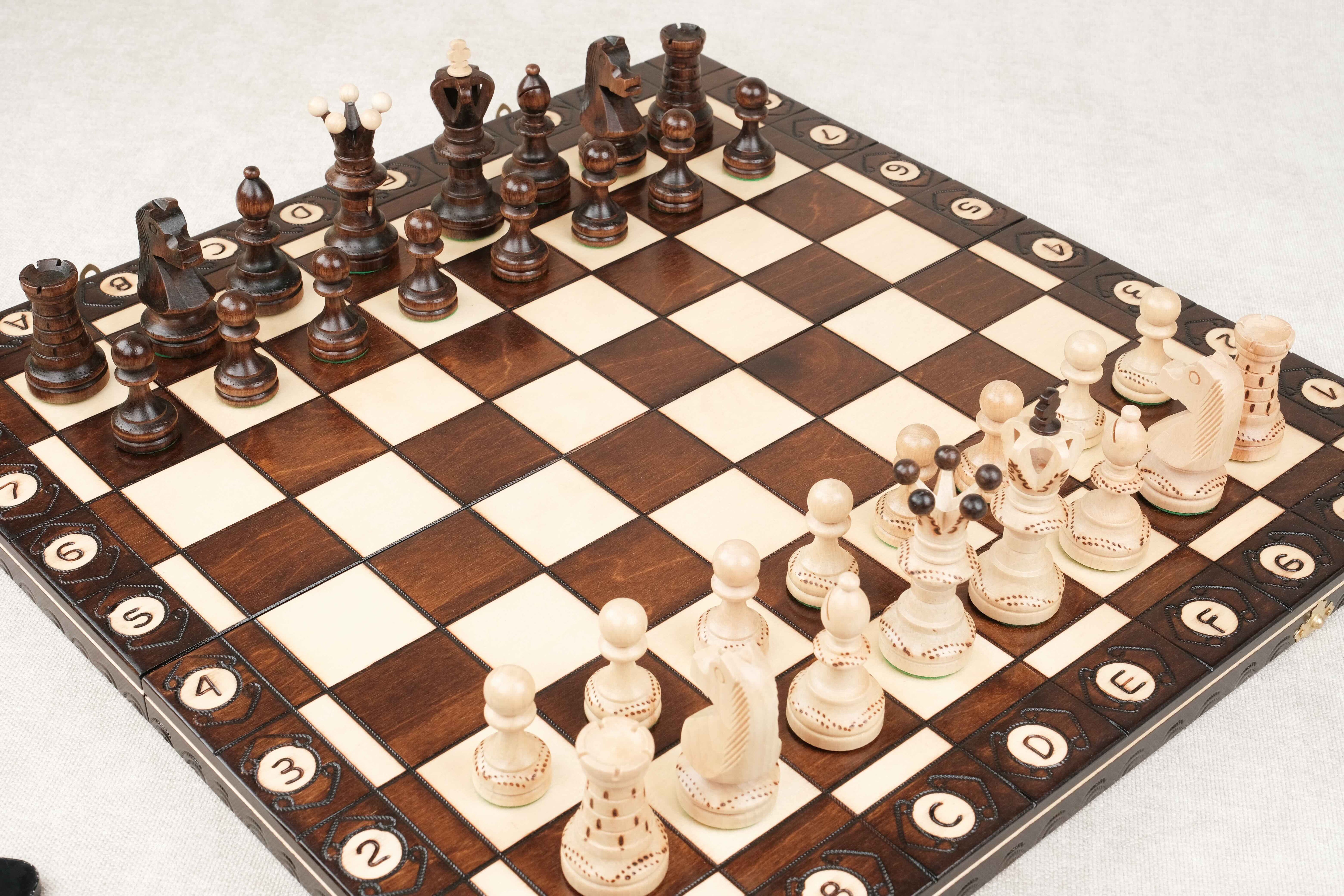 Zoom sur le plateau en bois avec pièces positionnées