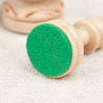 Grosse pièce blanche (pion) détail feutrine avec autres pièces floues en arrière-plan