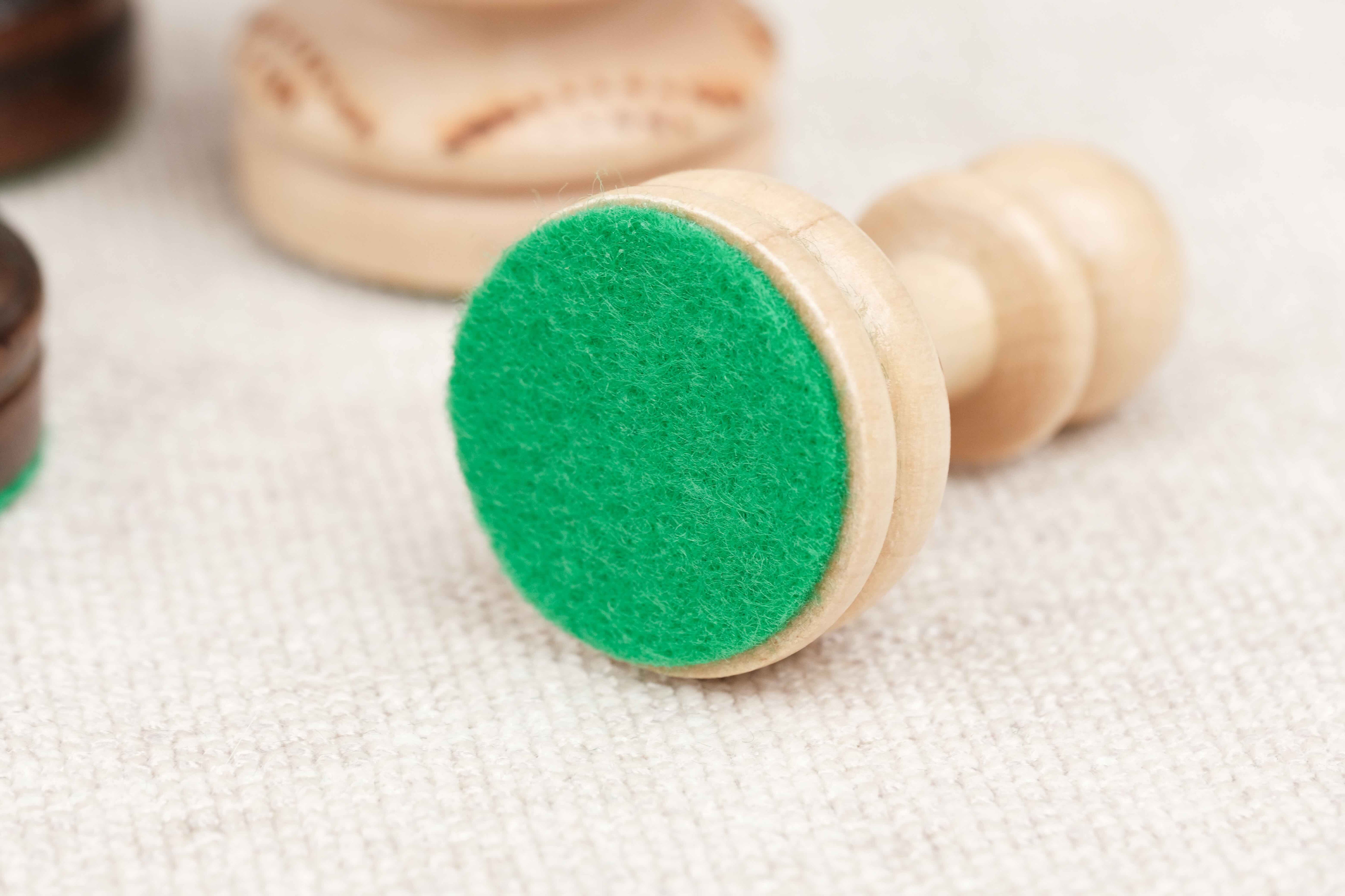 Grosse pièce blanche (pion) détail feutrine avec autres pièces floues en arrière-plan