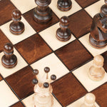 Détail de la gravure et de la teinte vernie du bois sur le damier du plateau