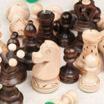 vue des pièces en vrac marron et blanc cassé