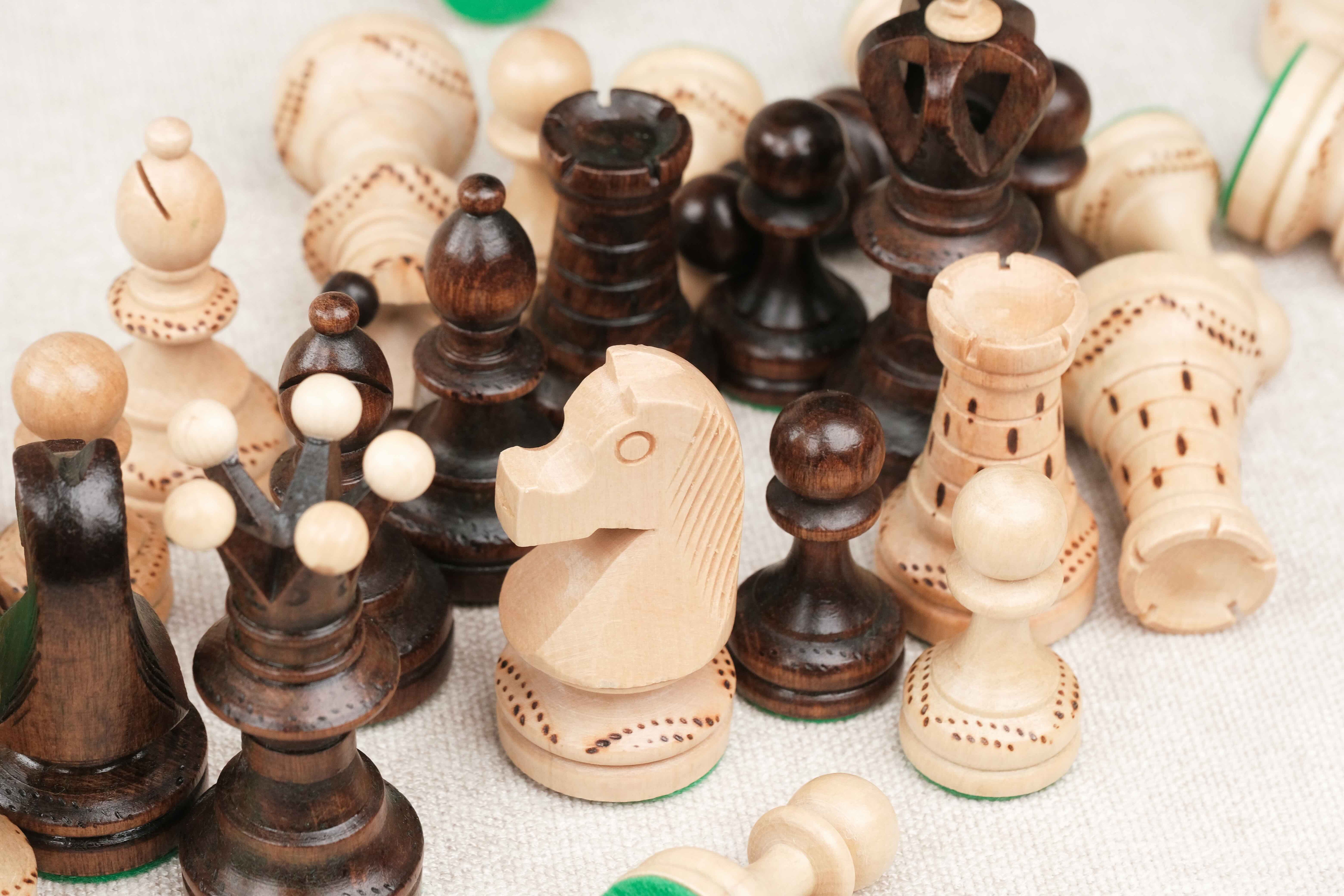 vue des pièces en vrac marron et blanc cassé