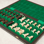 Zoom sur l’intérieur du coffret avec compartiments feutrés