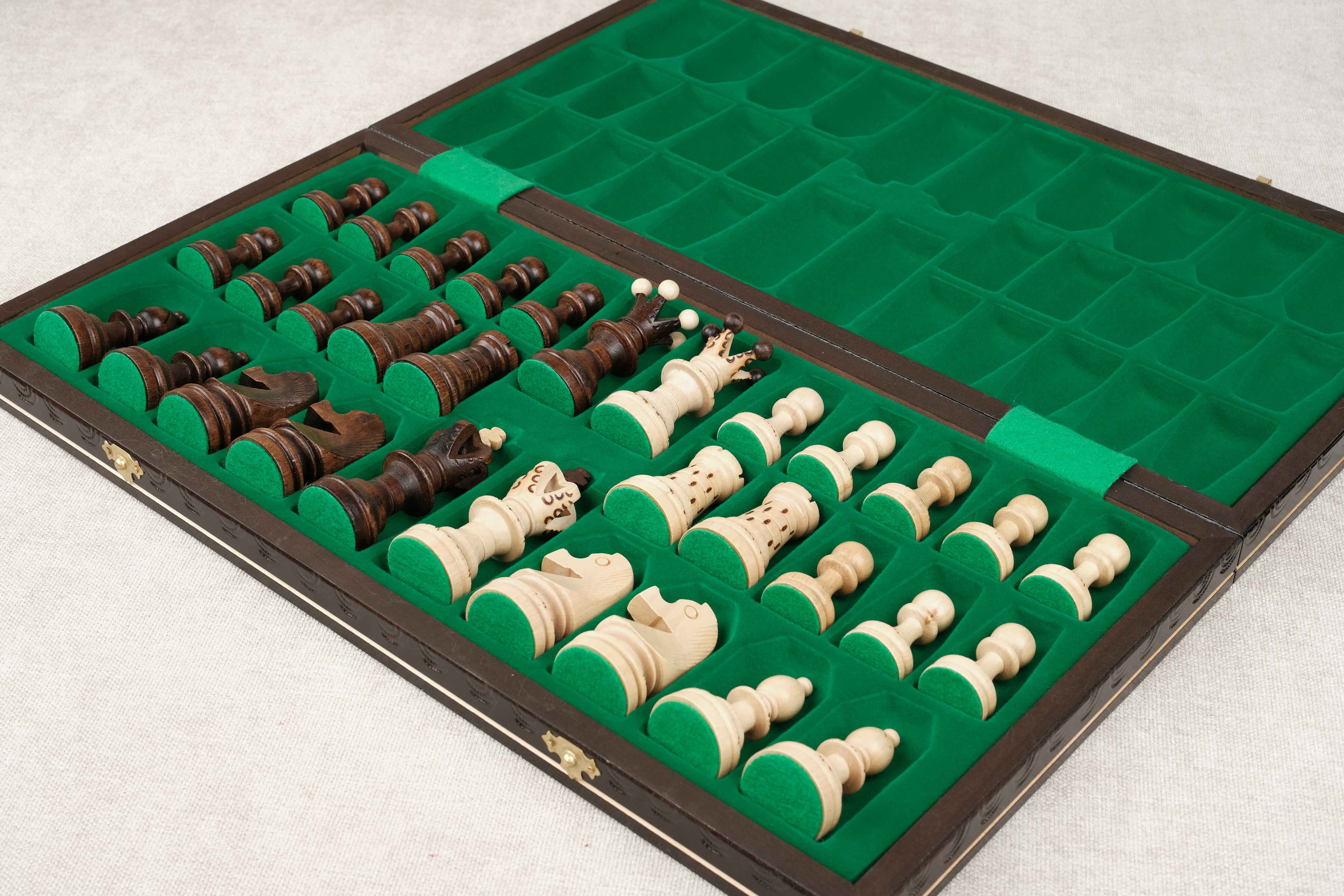 Zoom sur l’intérieur du coffret avec compartiments feutrés