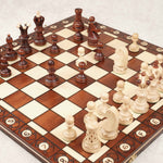 Plateau d’échecs XL marron clair avec pièces en position de départ