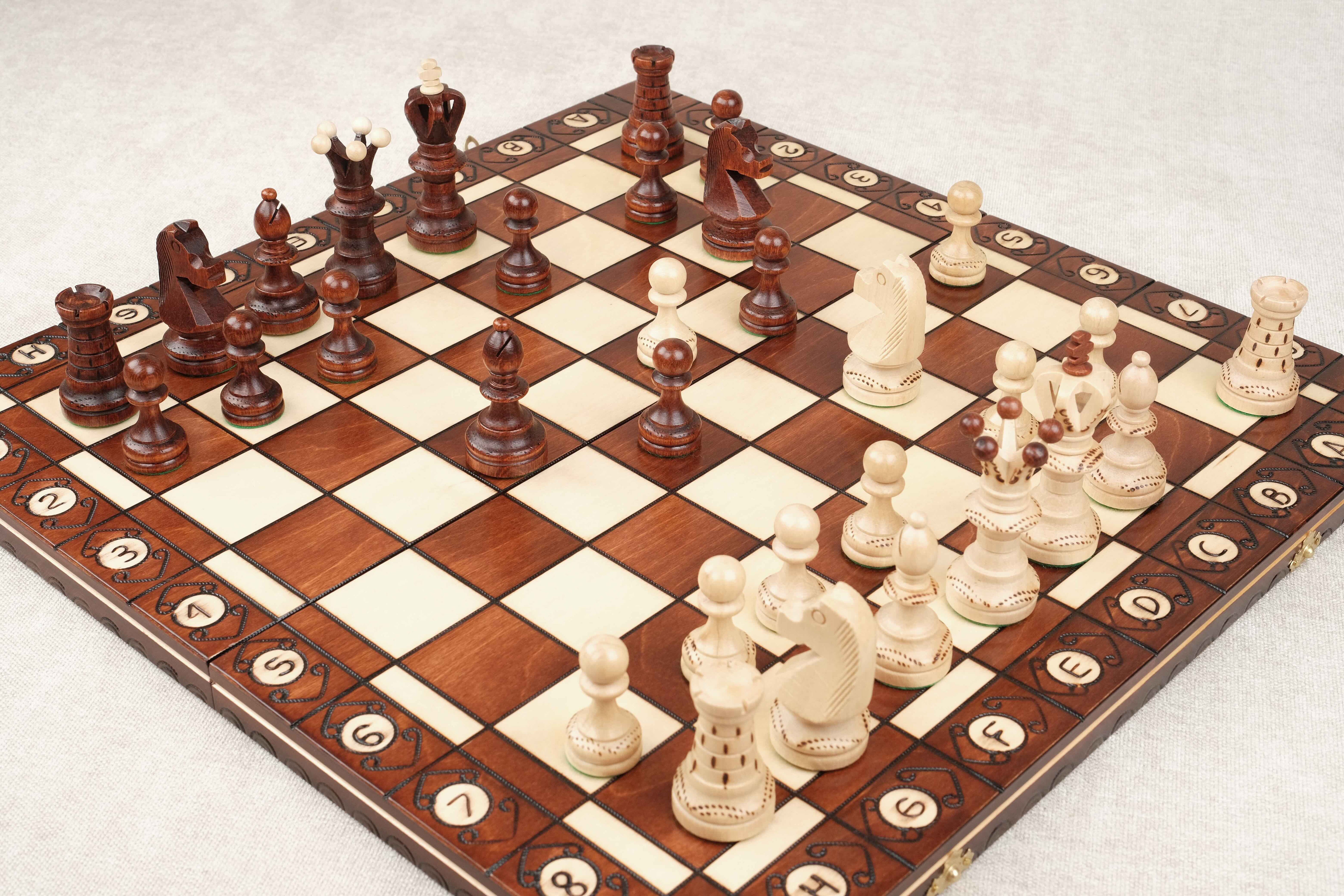 Plateau d’échecs XL marron clair avec pièces en position de départ