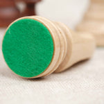 Base feutrée verte d’une pièce d’échecs en bois