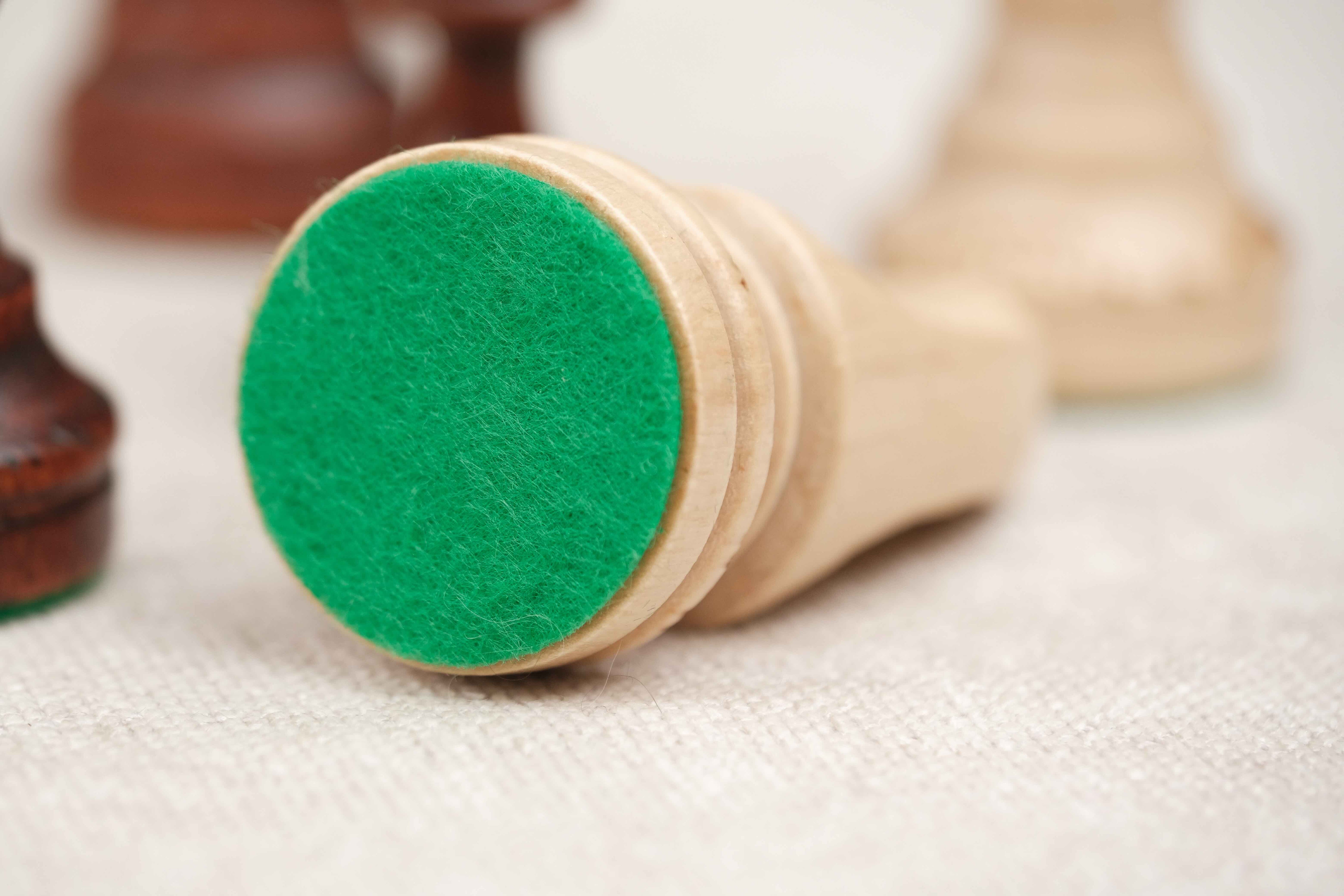 Base feutrée verte d’une pièce d’échecs en bois