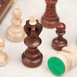 Pièces d’échecs en bois avec rangement feutré vert individuel