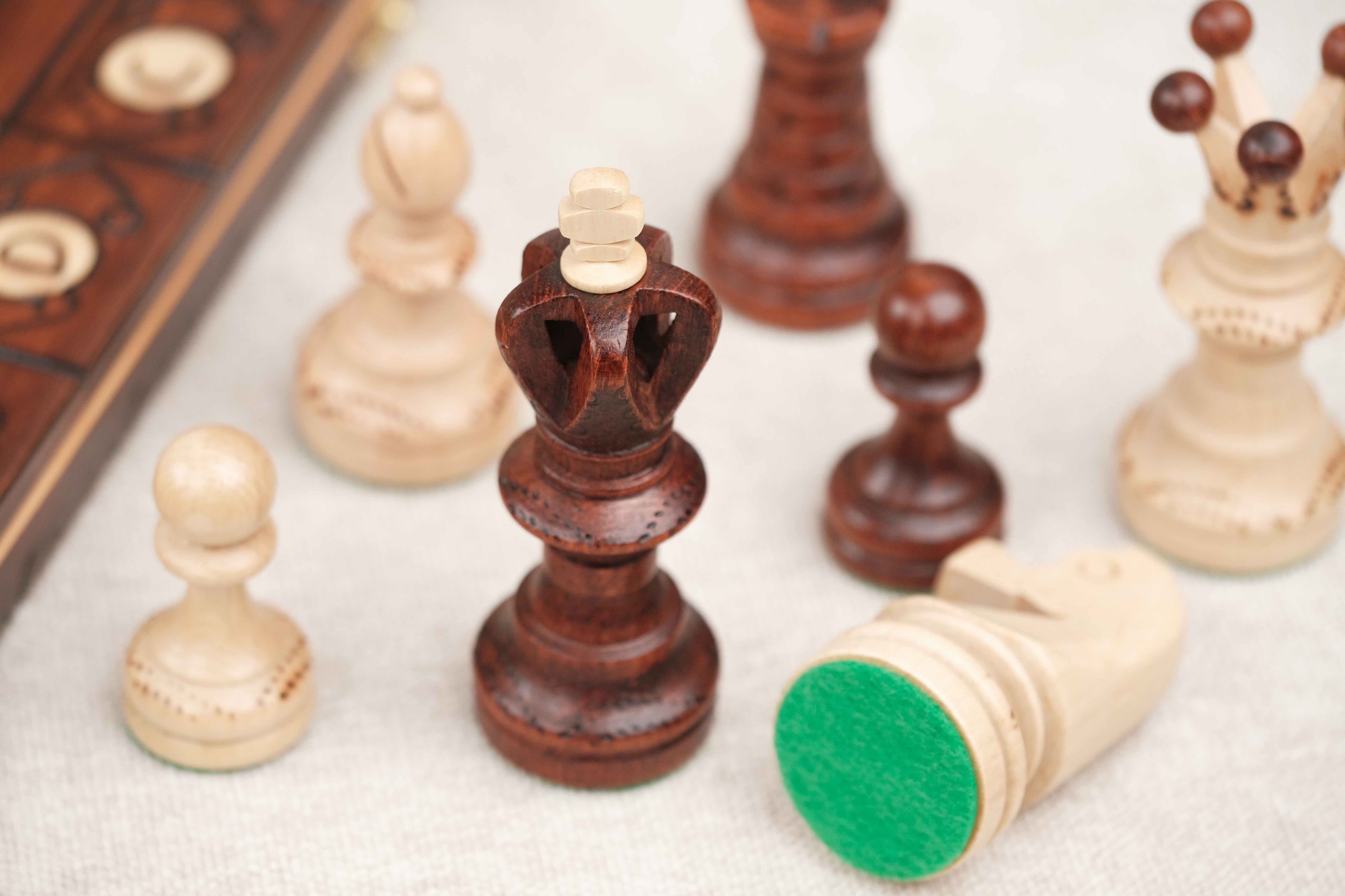 Pièces d’échecs en bois avec rangement feutré vert individuel