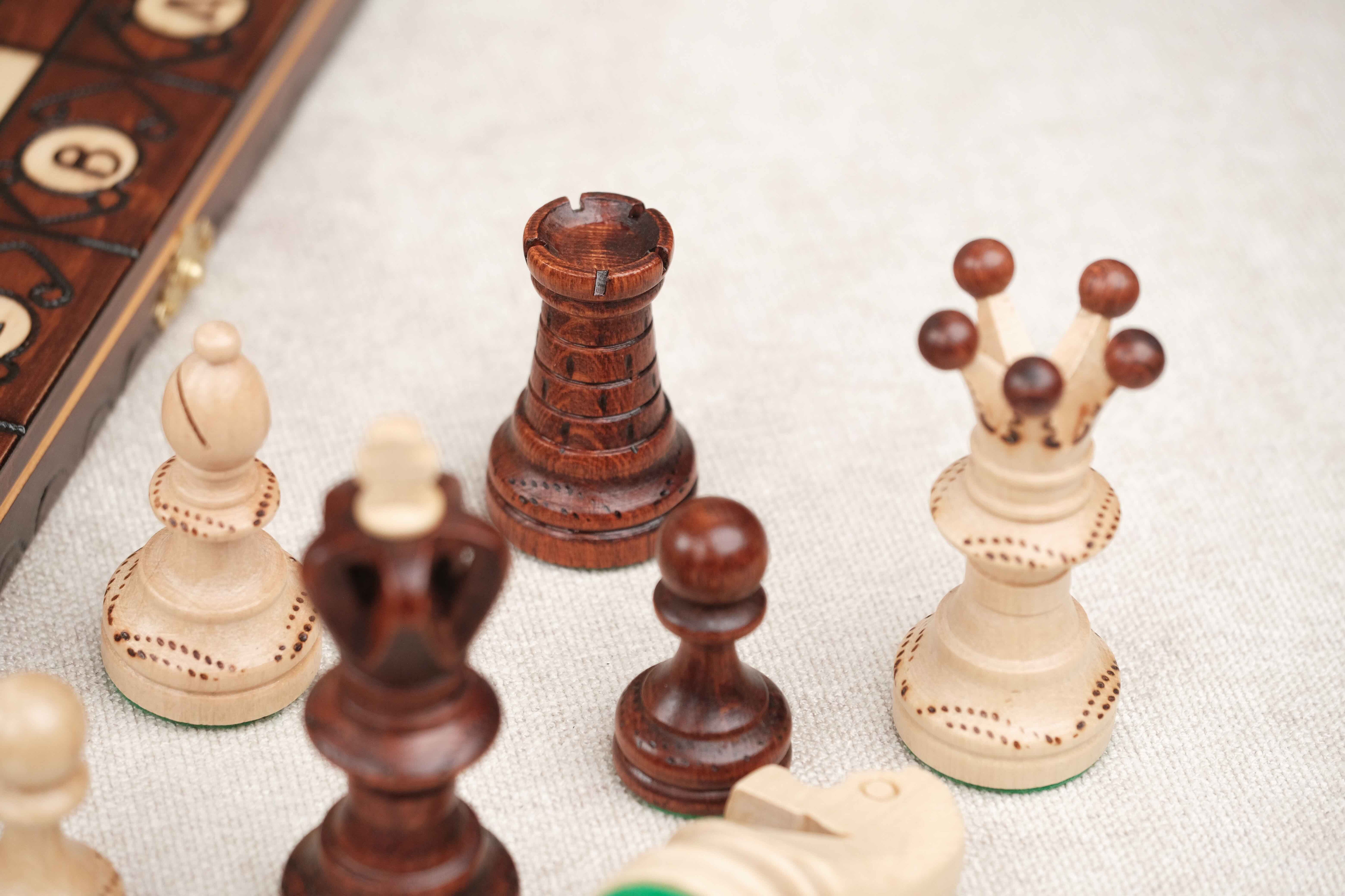 Jeu d’échecs XL marron clair – pièces blanches et marron prêtes pour la partie