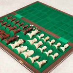 Coffret d’échecs XL en bois marron clair refermable avec compartiments en feutrine