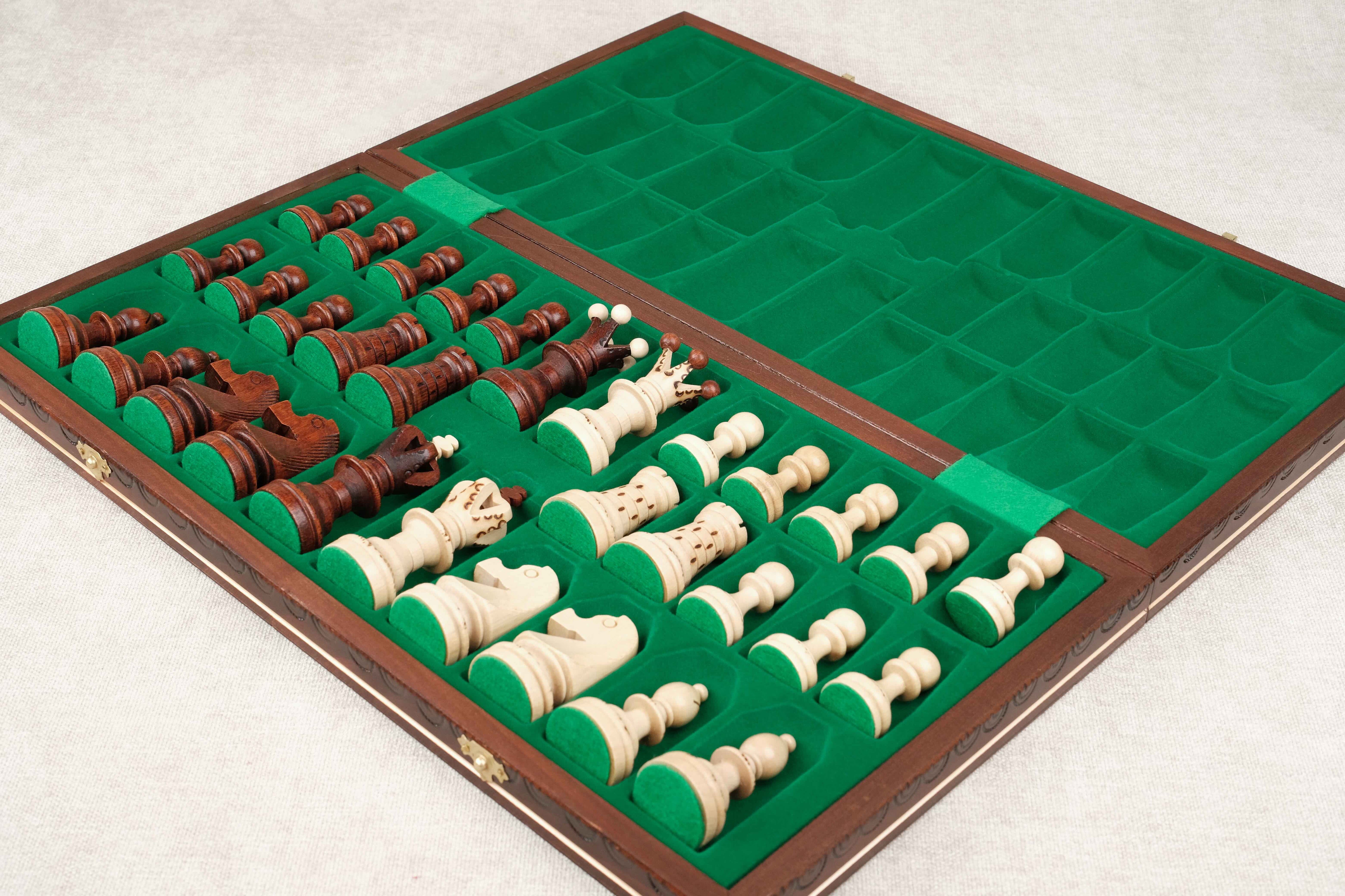 Coffret d’échecs XL en bois marron clair refermable avec compartiments en feutrine