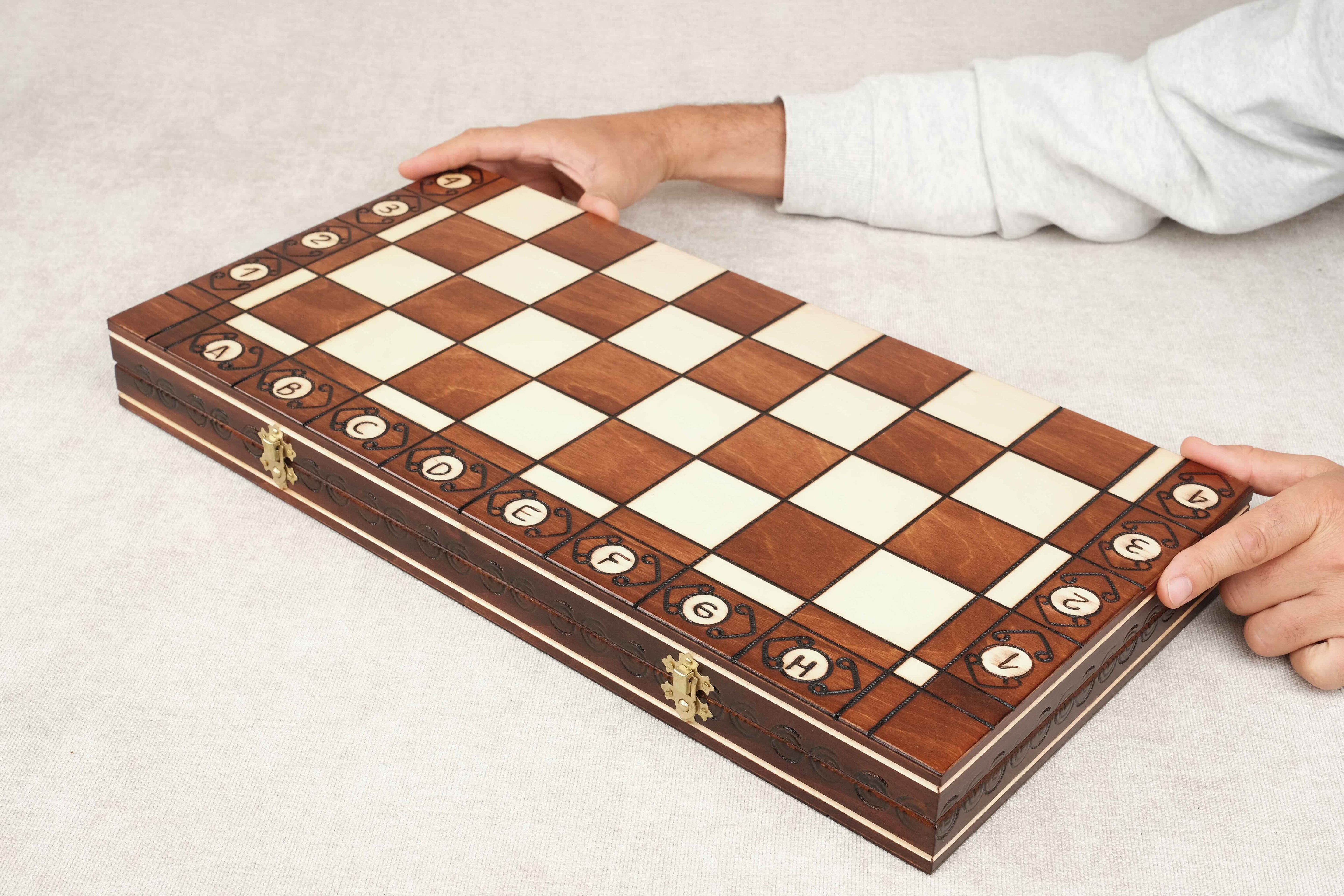 Coffret fermé d’échecs XL en bois marron clair