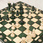 Partie de jeu d’échecs XL vert – échiquier en bois avec pièces en cours de partie