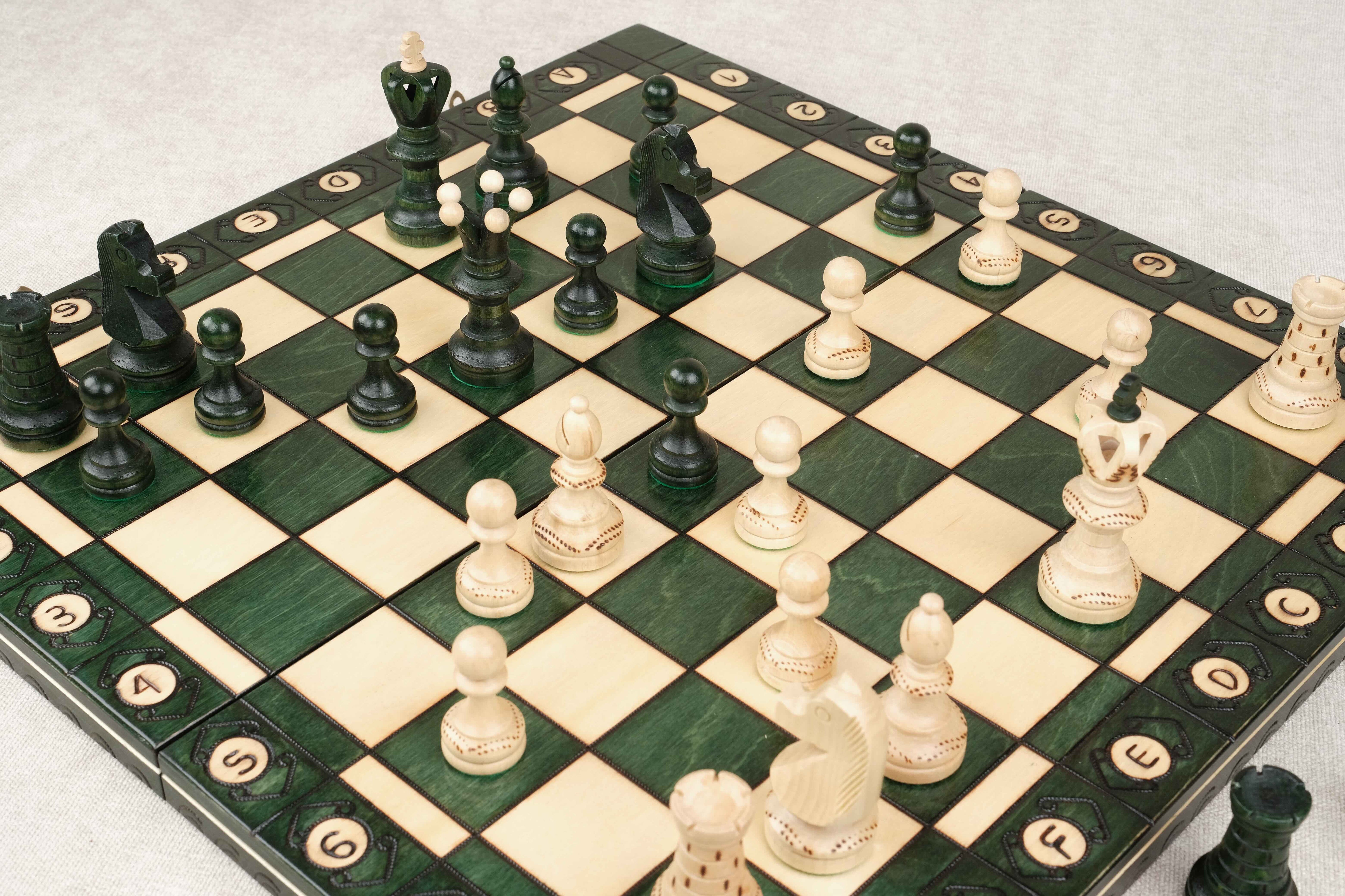 Partie de jeu d’échecs XL vert – échiquier en bois avec pièces en cours de partie