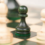 Détail des pièces du jeu d’échecs XL vert – pion en bois sur échiquier