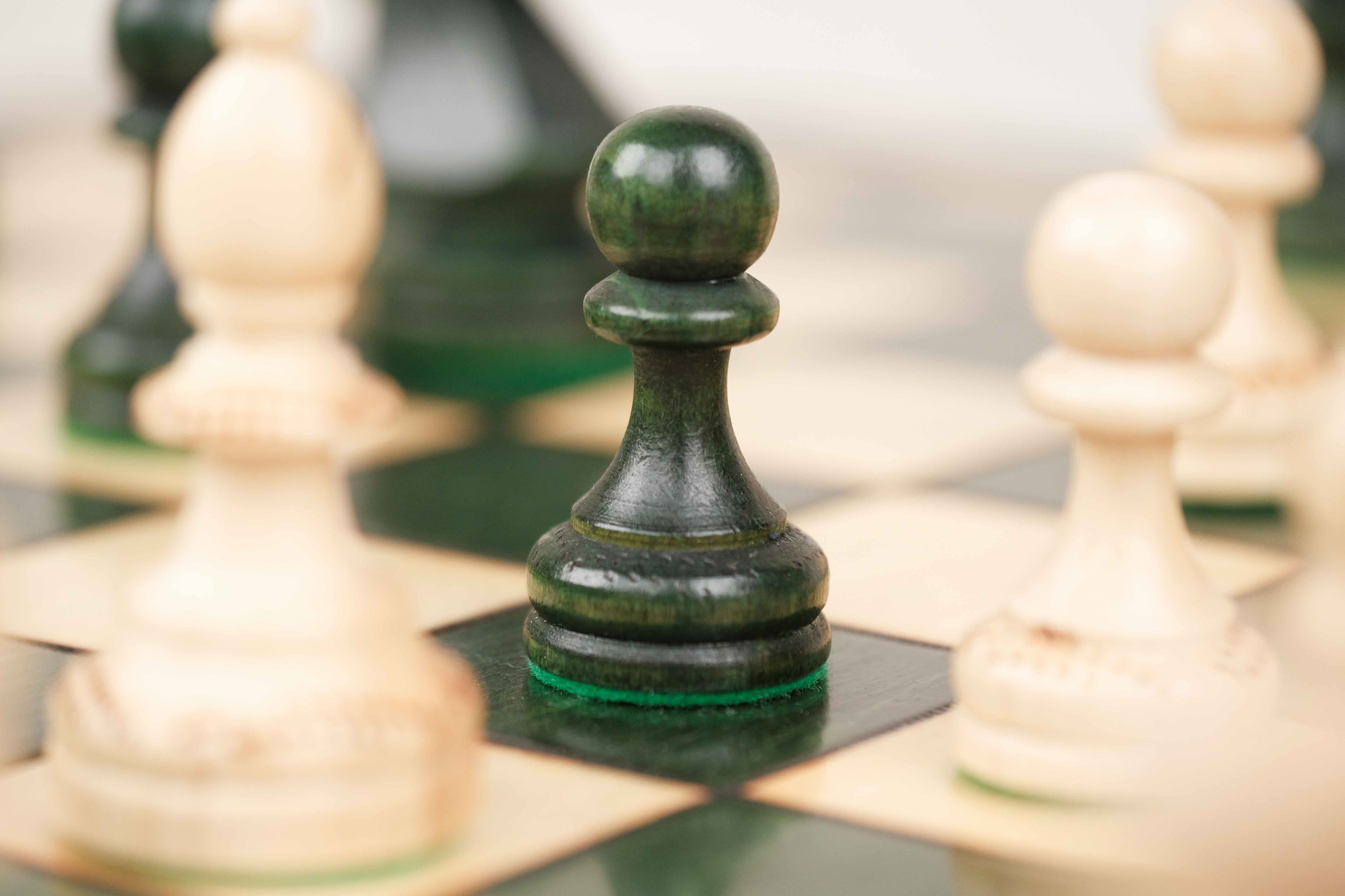 Détail des pièces du jeu d’échecs XL vert – pion en bois sur échiquier