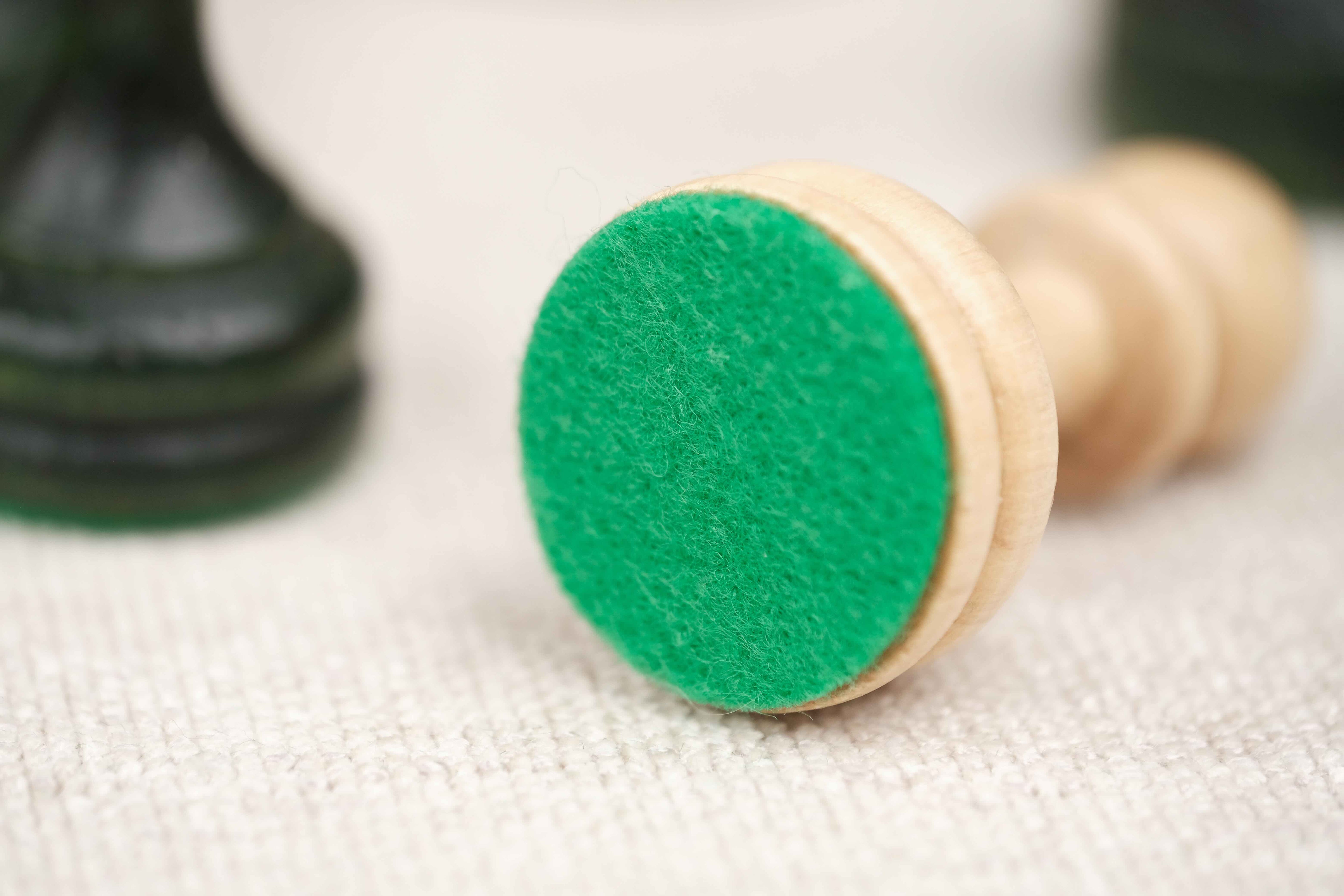 Pièces du jeu d’échecs XL vert – base en feutrine verte pour protéger l’échiquier