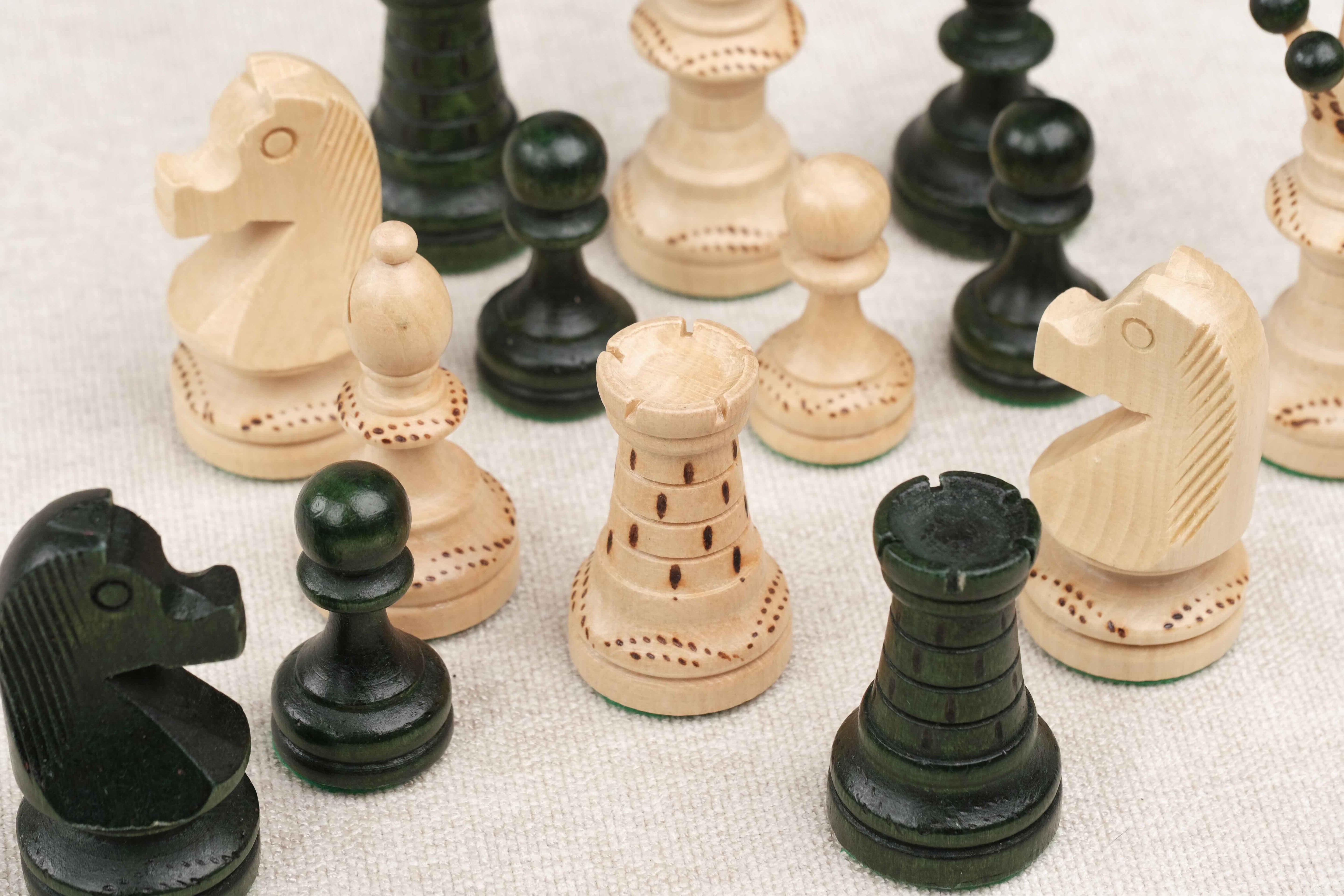 Jeu d’échecs XL vert – ensemble des pièces en bois sculpté blanches et vertes