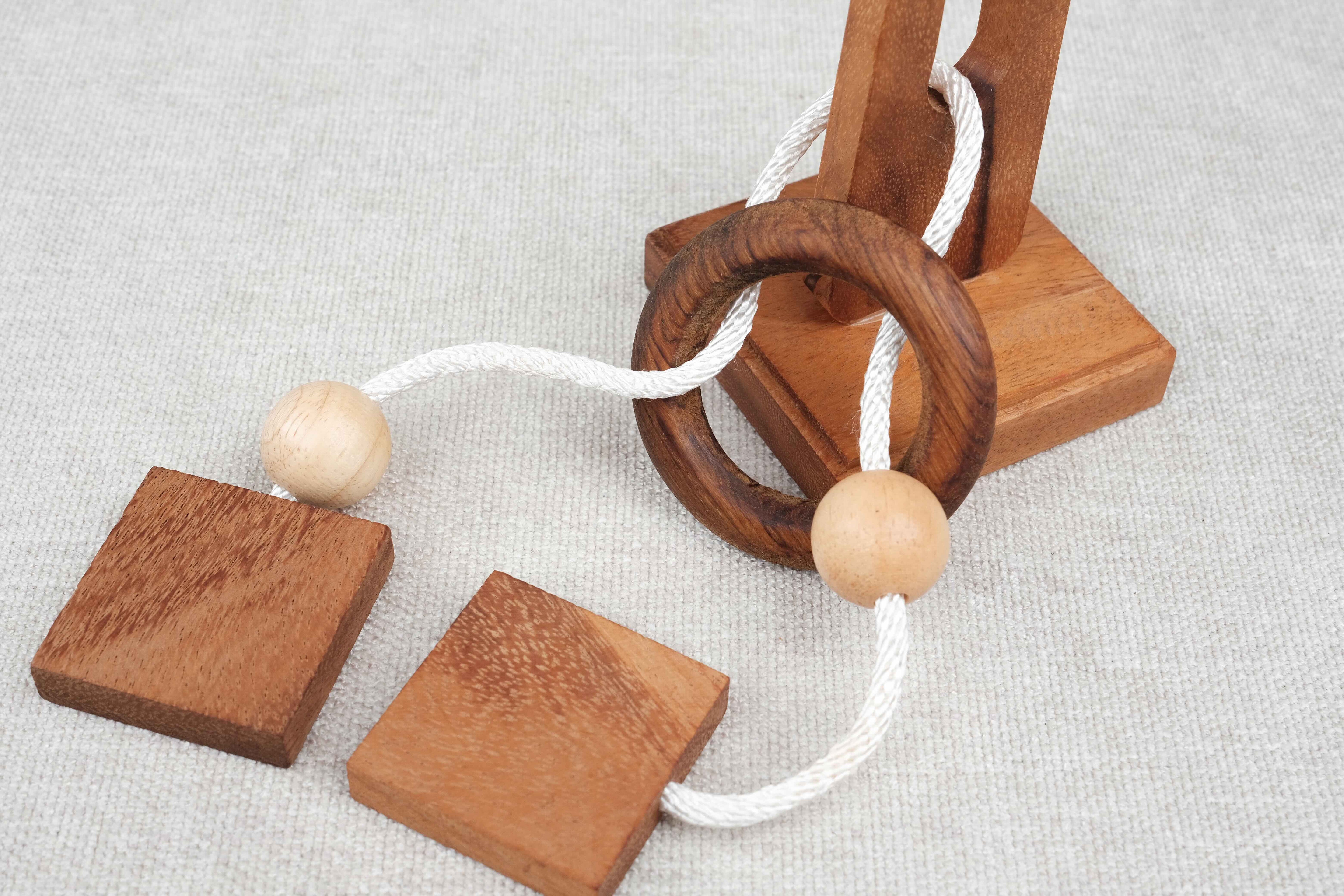 Détail du casse-tête Anneau Magique avec cordon et anneau