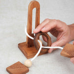 Joueur essayant de libérer l’anneau du casse-tête en ficelle