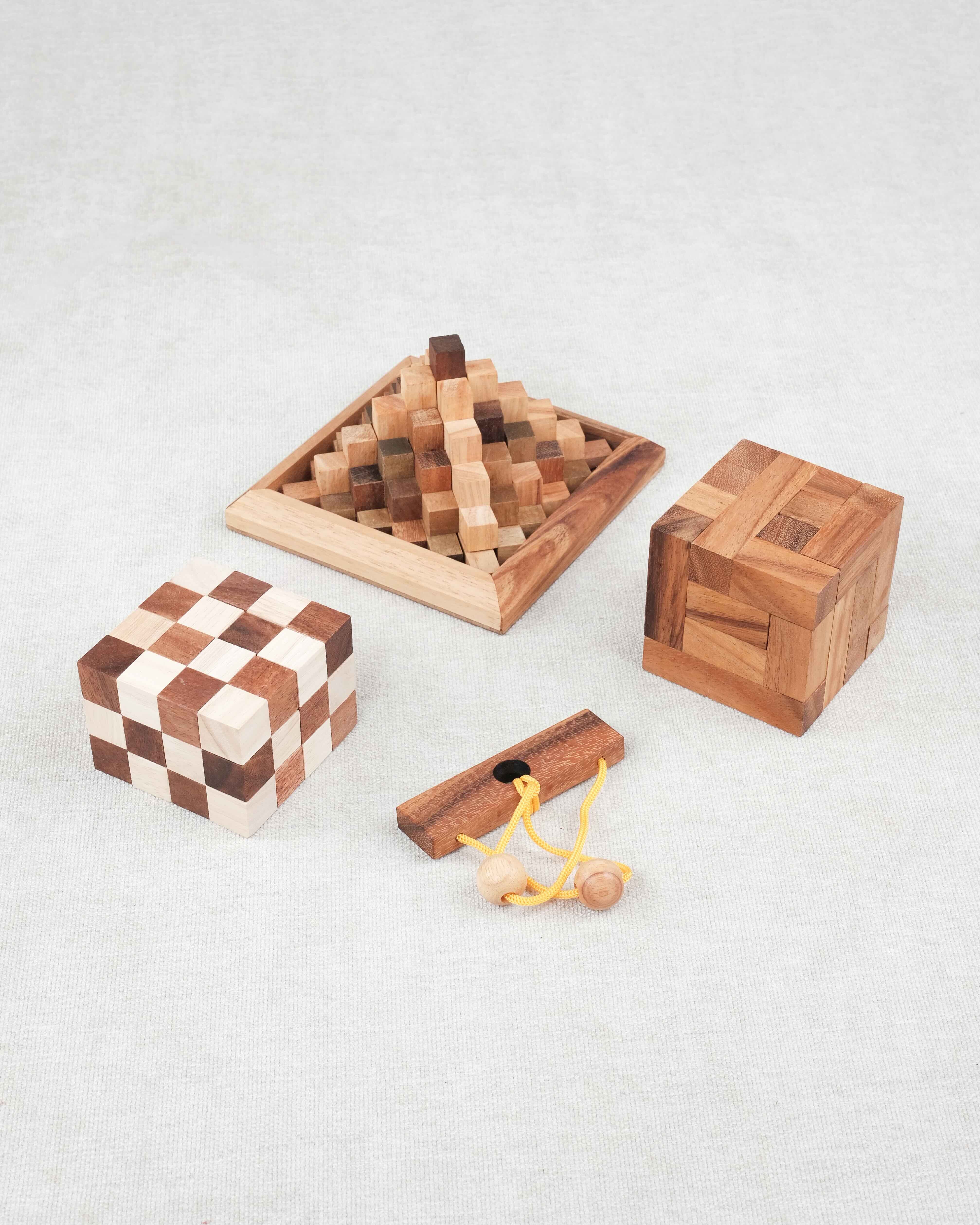 Les trois casse-têtes du pack alignés sur fond clair : Double Cube, convolution, Kheops avec le mini casse-tête offert Roméo et Juliette