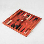 Backgammon en bois grand format ouvert avec pions disposés